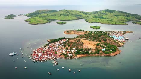 toma de drones de un pequeño pueblo de pescadores en la isla aislada en el océano índico, cerca de la isla de sumbawa, indonesia filmada al atardecer