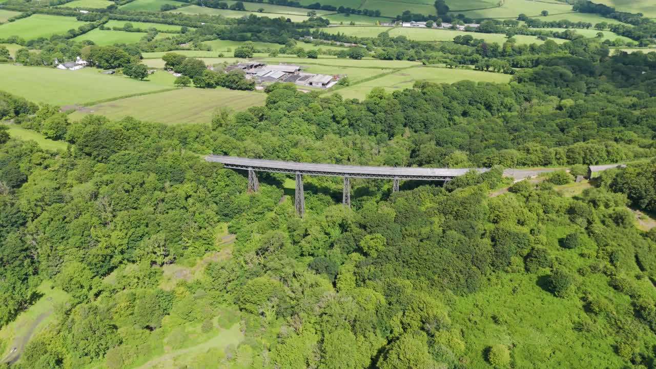 vista aérea del viaducto de meldon, un puente ferroviario en desuso que cruza el río west okement, ahora un camino peatonal
