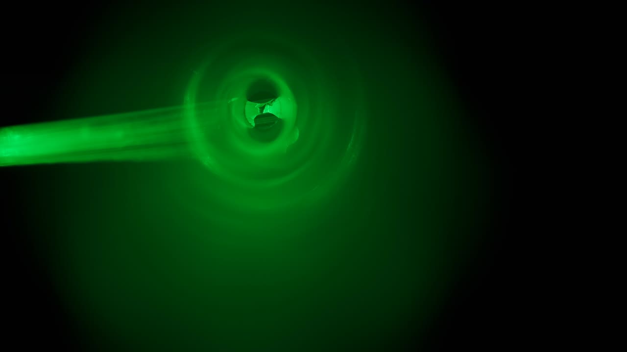 borrón abstracto con luces brillantes de bokeh amarillas y verdes parpadeantes. línea y círculo desenfocados