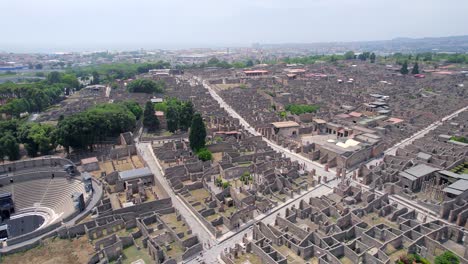 Antena-4k-De-Las-Antiguas-Ruinas-De-Pompeya,-Italia