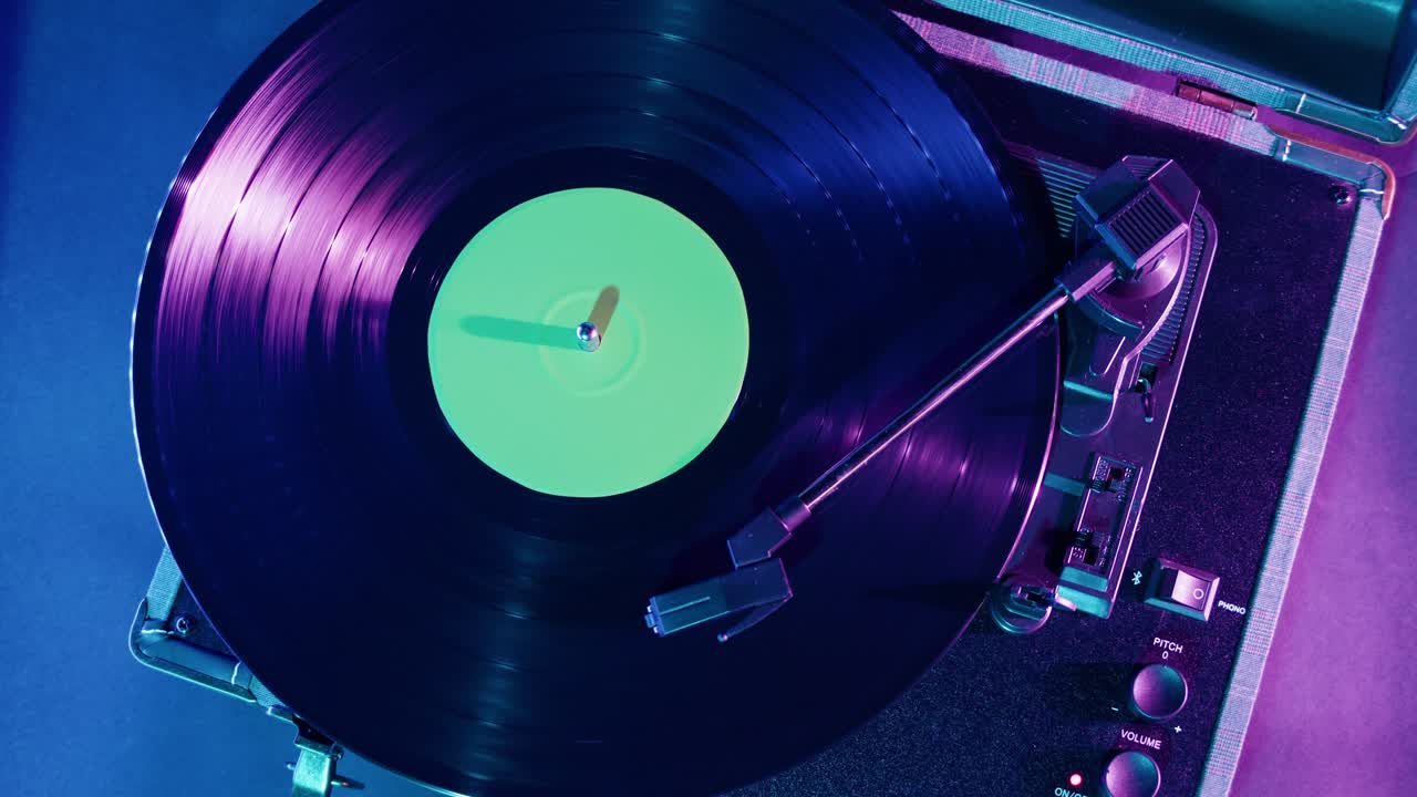 Disco in vinile che gira su un giradischi con luci al neon