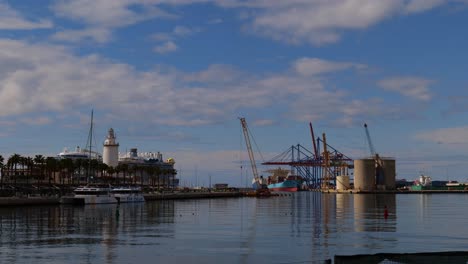 boote vor anker in einem hafen in malaga, spanien – weitwinkelaufnahme