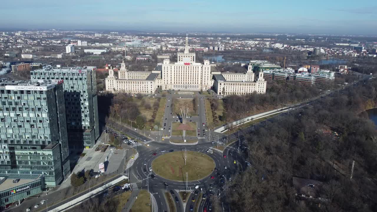 루마니아 수도 부쿠레슈티에서 드론 사격, 도로 및 미디어 tv 센터 상공 비행