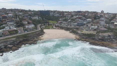 Panorama-De-La-Playa-De-Tamarama-Con-Edificios-En-El-Suburbio-Junto-A-La-Playa-De-Tamarama---Parque-De-La-Playa-De-Tamarama-En-Nsw,-Australia