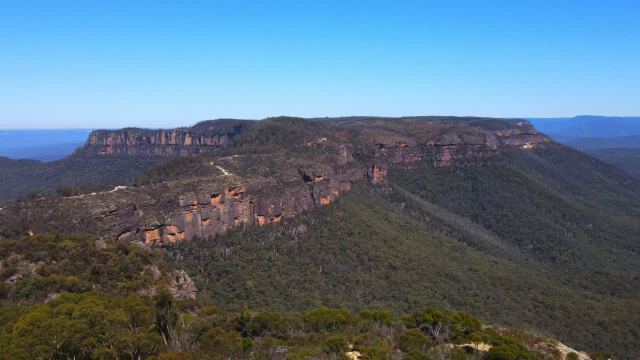 espectacular vista aérea de drones de montañas azules y cielo azul claro en nueva gales del sur