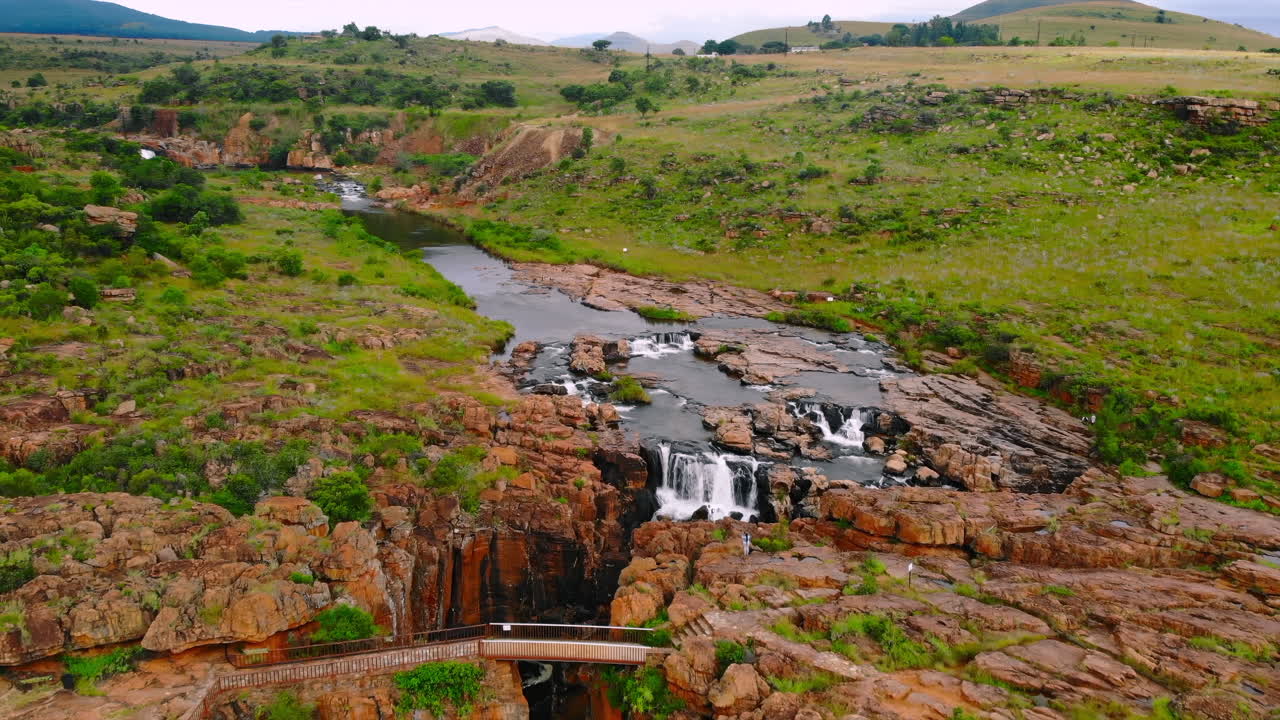 Paesaggio panoramico con cascata