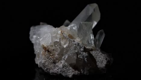agrupación de cristales de cuarzo con un enfoque en los detalles tomados en 4k