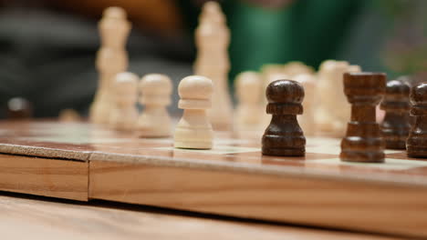 personas mayores felices jugando al ajedrez en un entorno doméstico acogedor