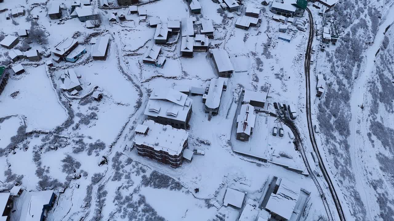 눈 인 산 마을의 공중 사진