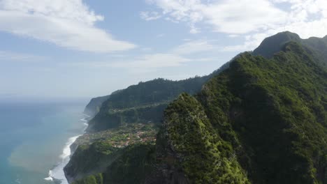 clip de dron del pico de una montaña en madeira con el vasto y épico paisaje de fondo