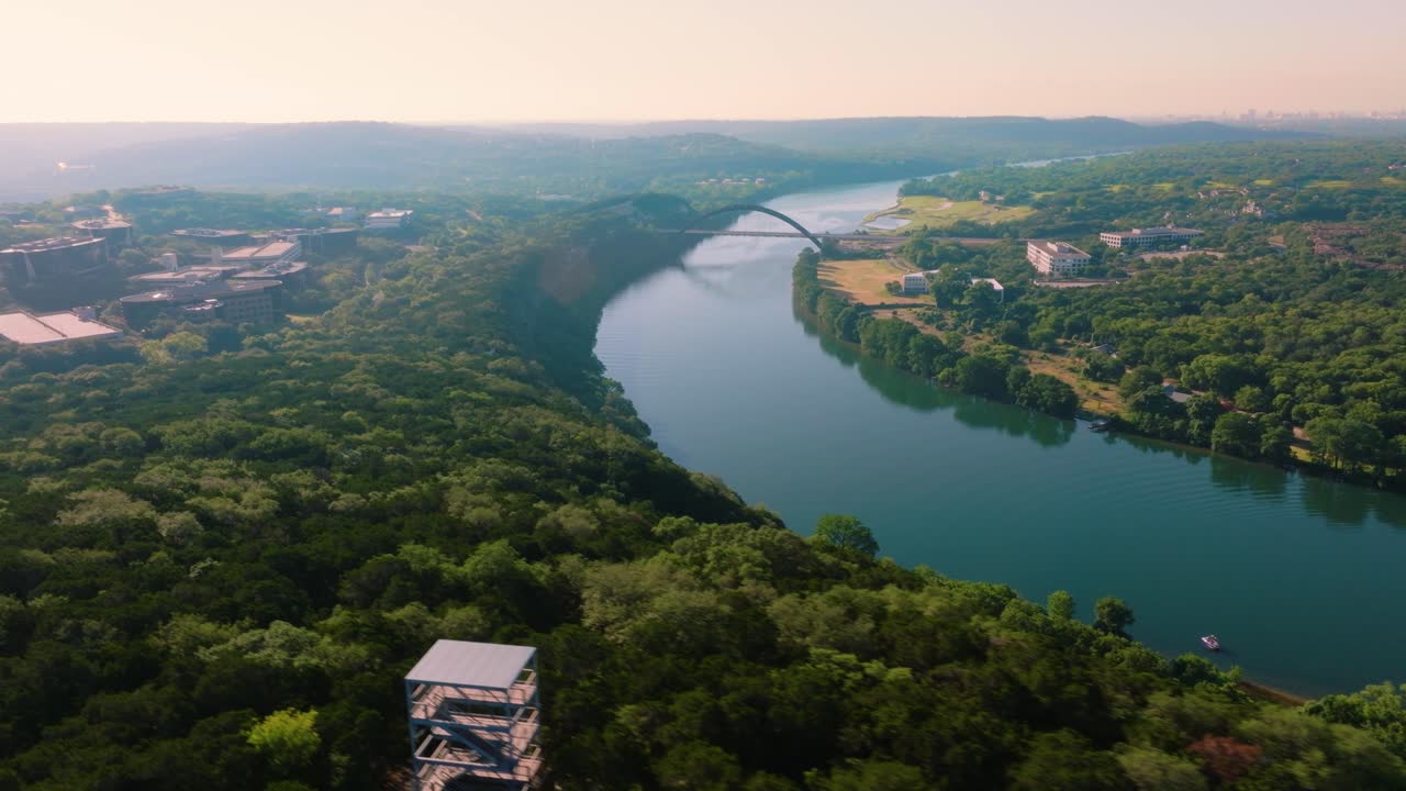 volando sobre el cinturón verde en austin, texas, cerca del puente 360 pennybacker durante el brumoso amanecer de verano, imágenes de drones del lago 4k 2022