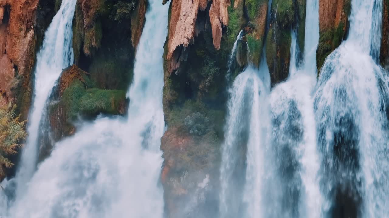 majestuosa cascada que cae en cascada por las rocas