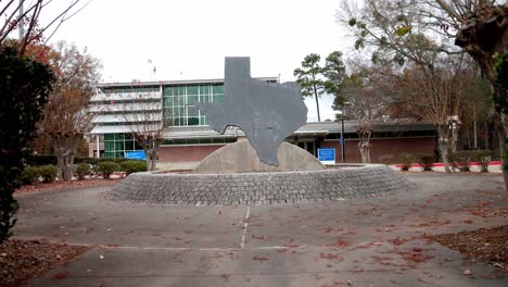 estatua de texas en un área de descanso de texas con video inclinado hacia arriba tiro amplio