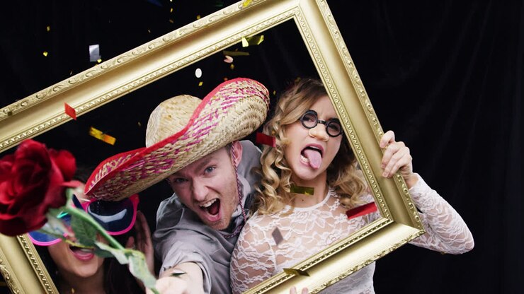 Amici scatenati in costume di Halloween, slow motion, photobooth per feste