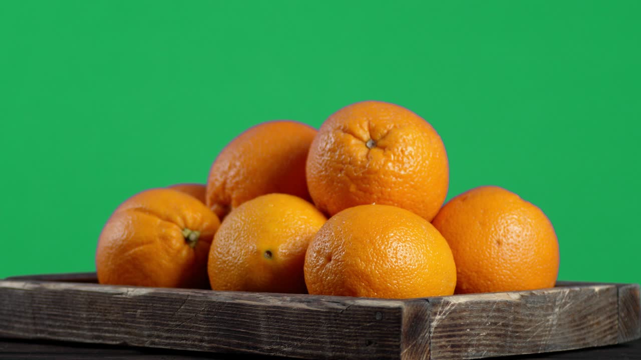 naranjas enteras en una bandeja de madera girar lentamente.