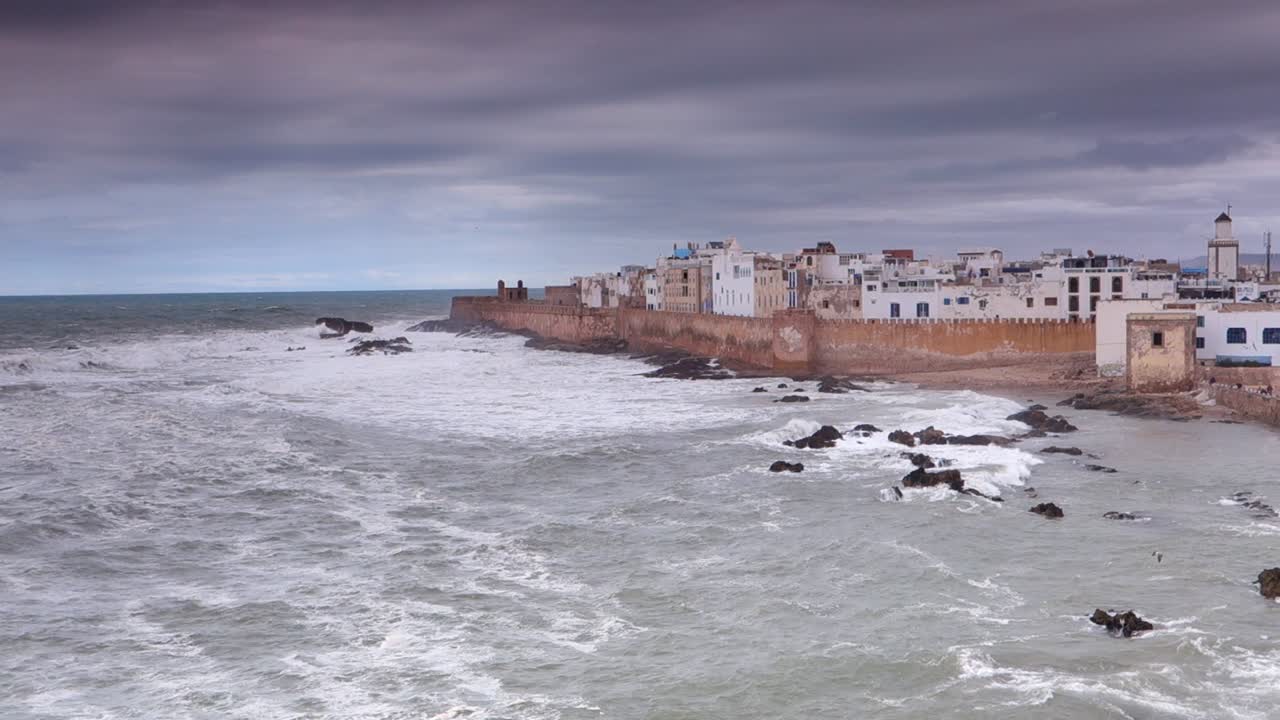 vista de gran ángulo desde una posición elevada de la ciudad amurallada del castillo de essaouira, marruecos en un día tormentoso