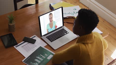 Afroamerikanische-Frau-Nutzt-Laptop-Bei-Videoanruf-Mit-Einer-Kollegin,-Die-Von-Zu-Hause-Aus-Arbeitet