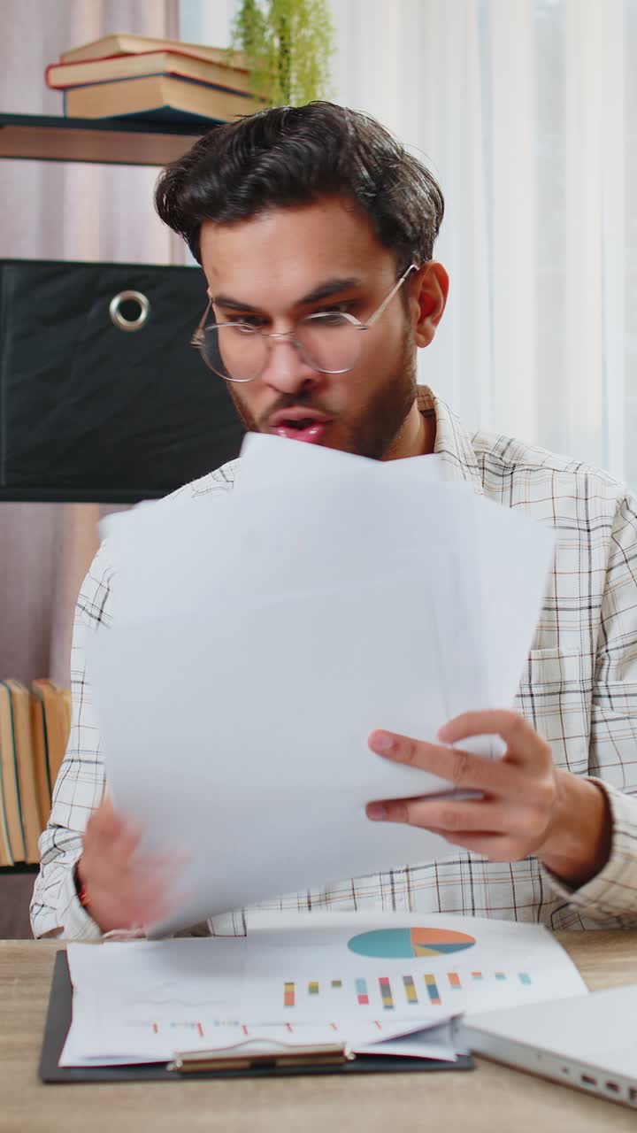 frustrado molesto hombre de negocios enojado trabaja con papeleo informes documentos tirando documentos en el aire