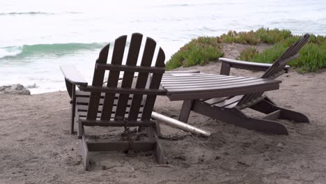 Zwei-Holzstühle-Und-Ein-Tisch-Am-Strand