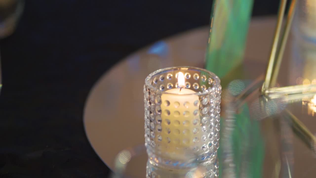De belles bougies sur la table décorent un dîner festif lors du mariage.