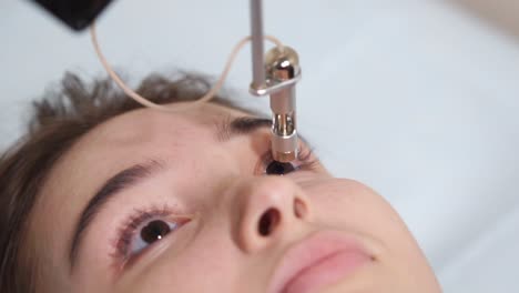 mujer que se somete a un tratamiento facial