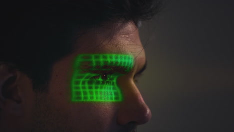 concepto de tecnología de reconocimiento facial como el hombre tiene cuadrícula verde proyectada en el ojo en el estudio