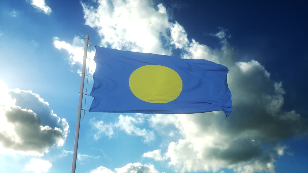 파라우 공화국의 발이 아름다운 파란 하늘을 향해 바람에 흔들리고 있습니다.