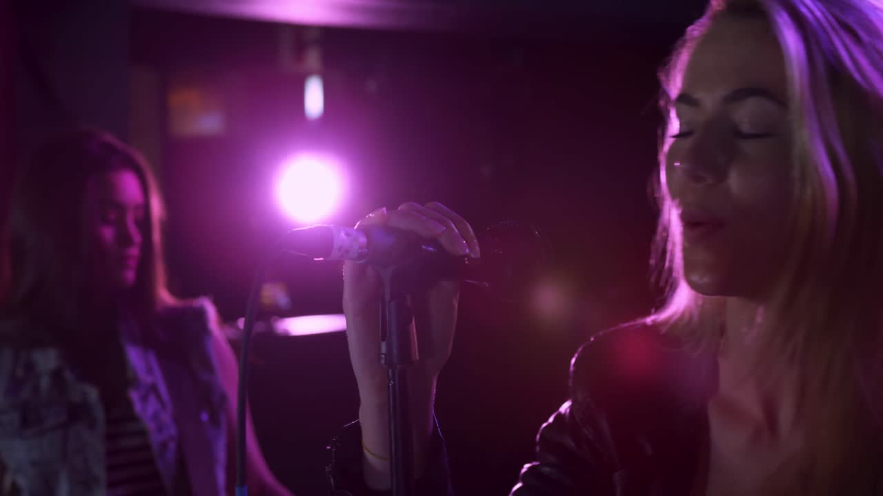 música femenina cantando durante un concierto