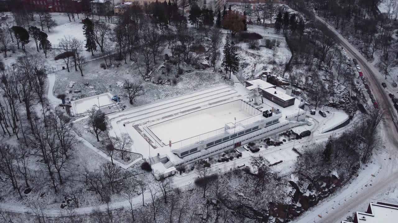 открытый плавательный бассейн, покрытый снегом