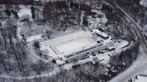 piscina al aire libre cubierta de nieve