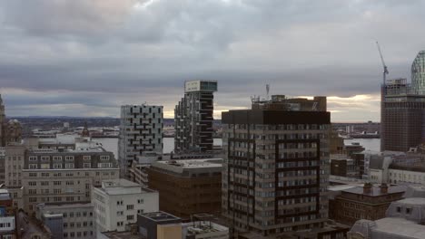 Aumento-De-Drone-Shot-Acercándose-A-Edificios-En-El-Centro-De-La-Ciudad-De-Liverpool.