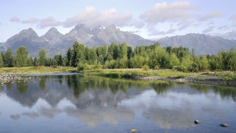 Zeitraffer-Von-Wolkenbergen-Und-Wald,-Die-Sich-Bei-Der-Schwabacher-Landung-Im-Grand-Teton-National-Park-Wyoming-Widerspiegeln