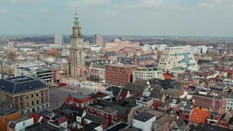 vista aérea de la iglesia de martinikerk, el foro groningen y el grote markt en la ciudad de groningen, países bajos