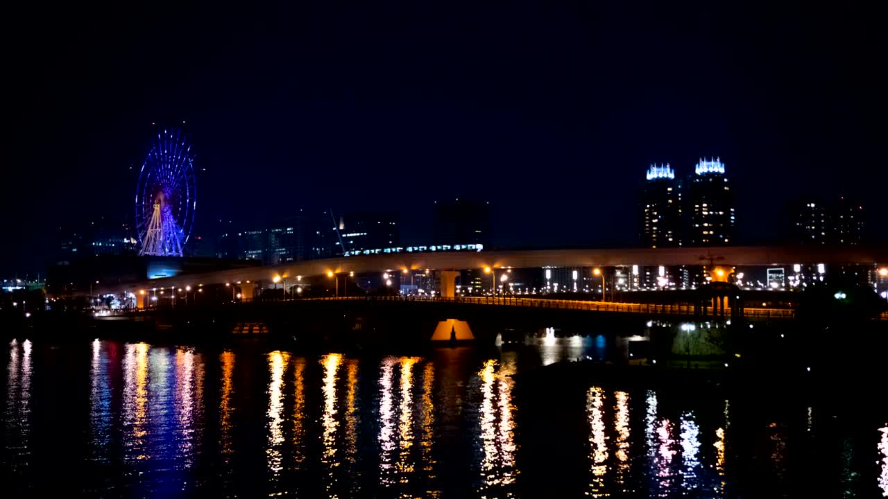 rueda de ferris nocturna cerca del río en odaiba tokyo