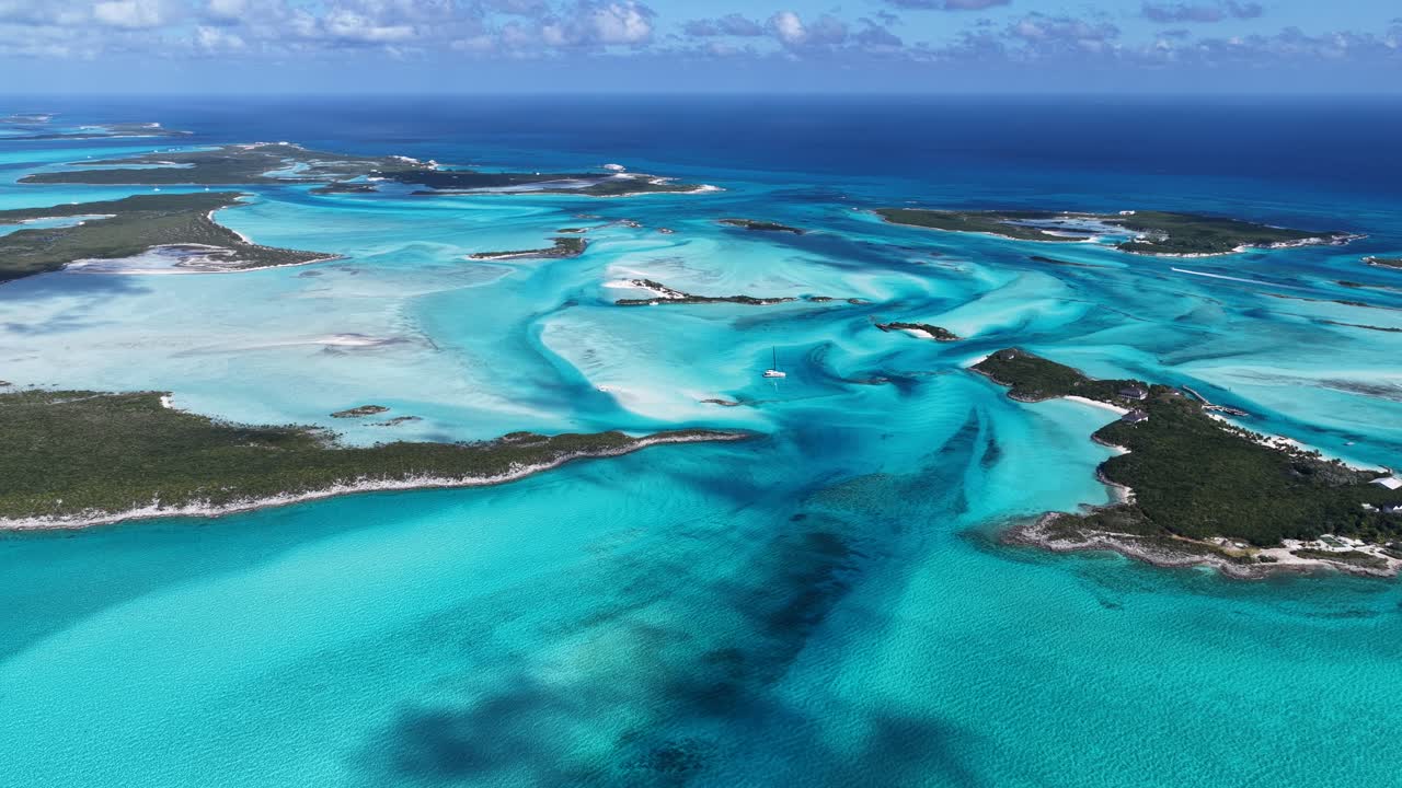 Skyline di Exuma alle isole Exuma a Black Point, Bahamas. Paesaggio sulla spiaggia. Tonalità di acquerello blu. Destinazione turistica. Skyline di Exuma alle isole Exuma a Black Point, Bahamas. Paesaggio marino naturale