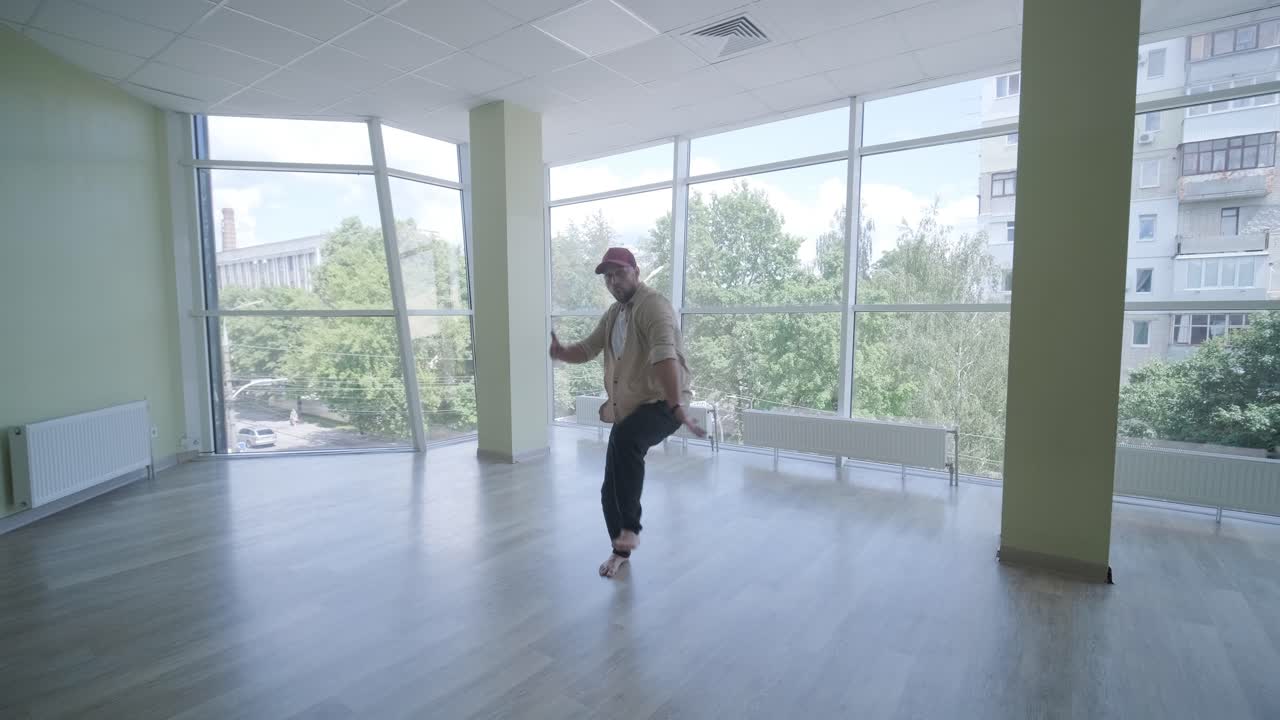 hombre bailando breakdance en un estudio moderno