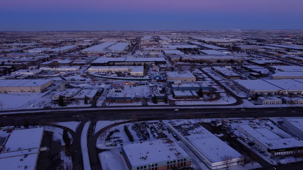 puesta de sol rosa y azul sobre el paisaje industrial de invierno de calgary