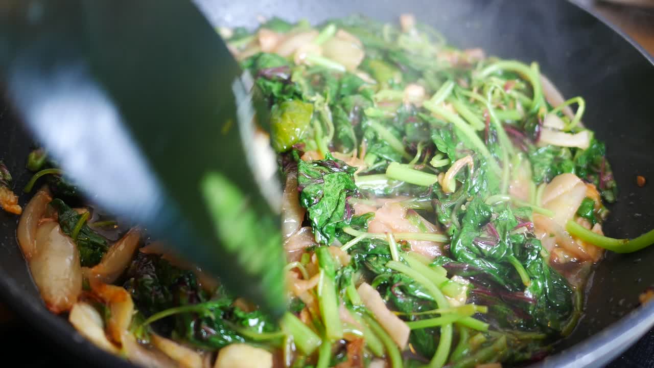 스파나치와 킹 크리프를 요리판에 조리하는 것