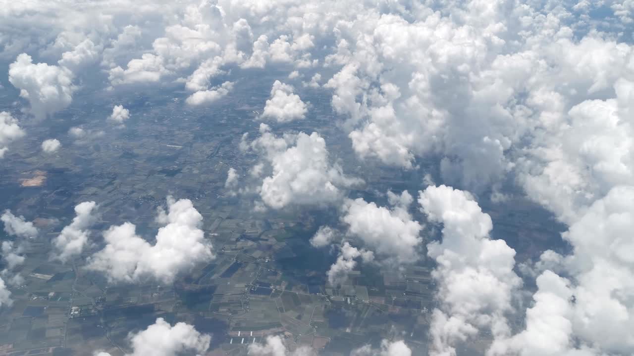푸른 하늘을 가진 비행기 창문에서 구름 위의 공중 풍경의 놀라운 영상.