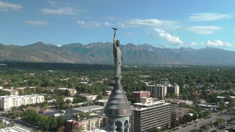 Toller-Shoot-Orbit-Um-Die-Statue-Auf-Der-Spitze-Von-Salt-Lake-City-Und-County-Building