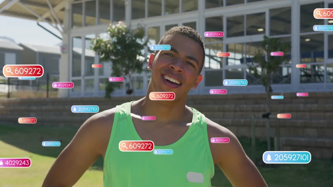 Animação de processamento de dados de redes sociais sobre jogador de futebol birracial feliz em campo