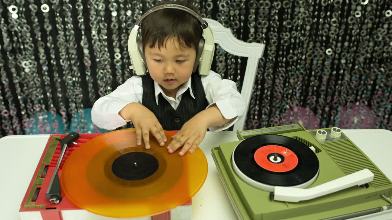 09를 연주하는 어린 소년