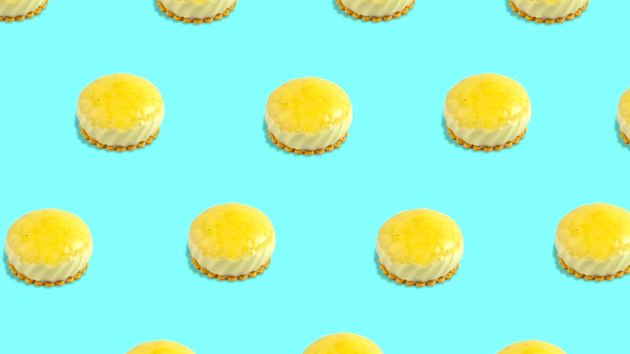 patrón animado sin costuras con muchos postres redondos de color amarillo con galletas por encima de un fondo cian, vista superior