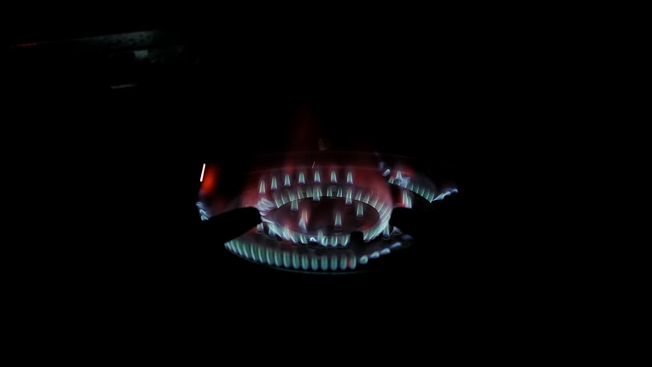 encendido del quemador de gas con la luz apagada en cámara lenta