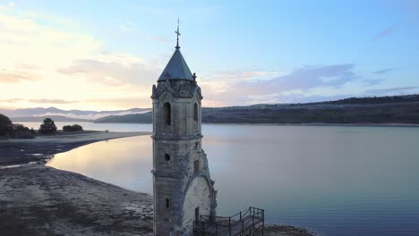 Luftdrohnenaufnahme-Des-Alten-Burgturms-Mit-Sonnenuntergangshimmel-1