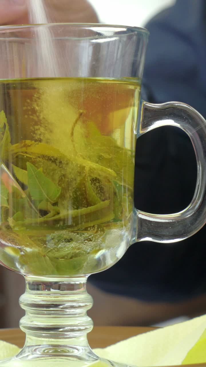 Tea with Leaves