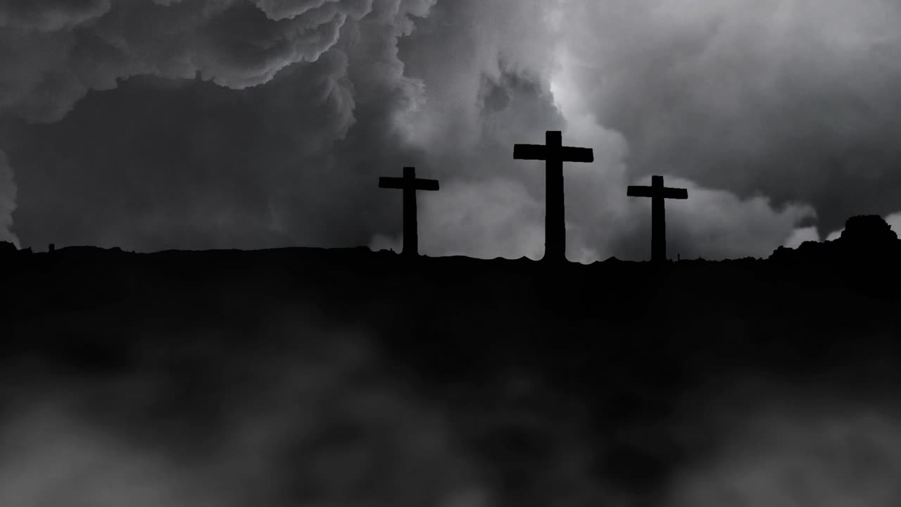 폭풍우 구름을 배경으로 한 세 개의 십자가의 실루 ⁇