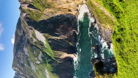 Serenidad-Vertical:-Impresionantes-Vistas-De-Las-Montañas-De-Slieve-League,-Belleza-Costera-Rocosa-En-El-Condado-De-Donegal