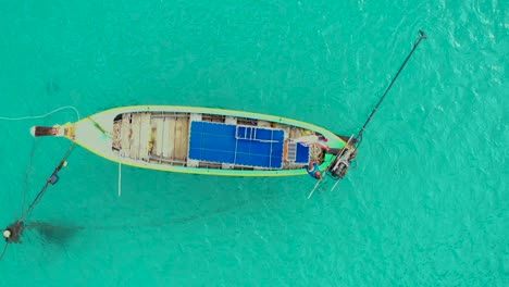 Luftaufnahme-Oder-Draufsicht-Auf-Ein-Langschwanzboot,-Das-Auf-Dem-Smaragdgrünen-Meer-Schwimmt