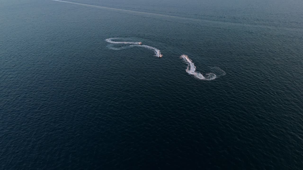 una lancha rápida crea patrones giratorios en las tranquilas aguas azules cerca de saranda, albania al atardecer